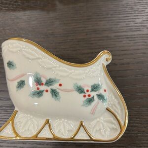 Mikasa Holiday Sleigh Ribbon Holley candle holder- Cream and Gold